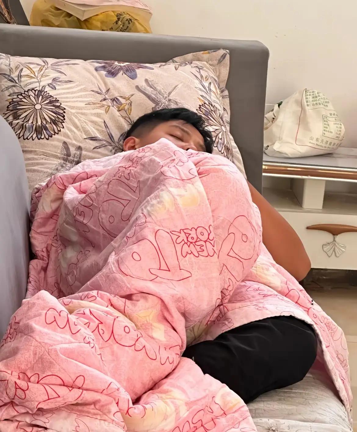 这个反应看起来似乎有些激烈，让人感到意外，也可能带点委屈或者不满。或许他当时心情