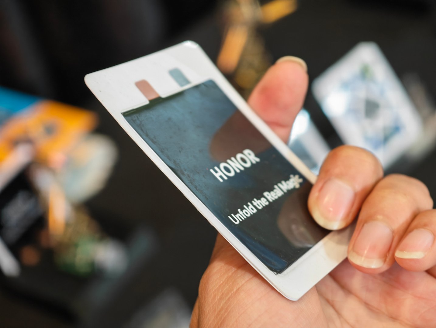 给大家看下荣耀电池有多薄，真的就像一个扑克牌一样！！！荣耀mwc2026