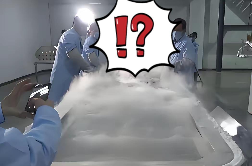 全球首例被冻了几十年的人解冻时，打开液氮罐的瞬间，在场的人都吓了一跳 。那场面实