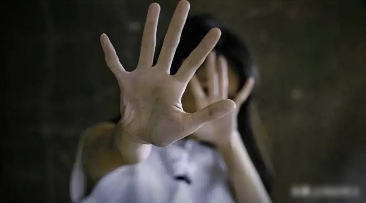 别人老婆摸不得！新疆，男子和妻子下半途中遇到2名醉汉，其中一人靠近男子妻子并摸胸