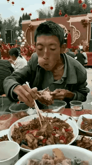 这个男人丢尽了中国男人的脸，前辈子没吃过东西的饿鬼相，最看不起的就是不停的翻菜！