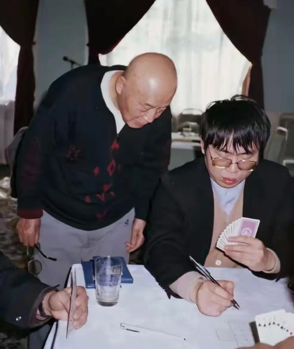 聂卫平的社交圈子真的让人无比佩服

聂卫平的社交圈是真牛！开国上将吕正操竟站着看