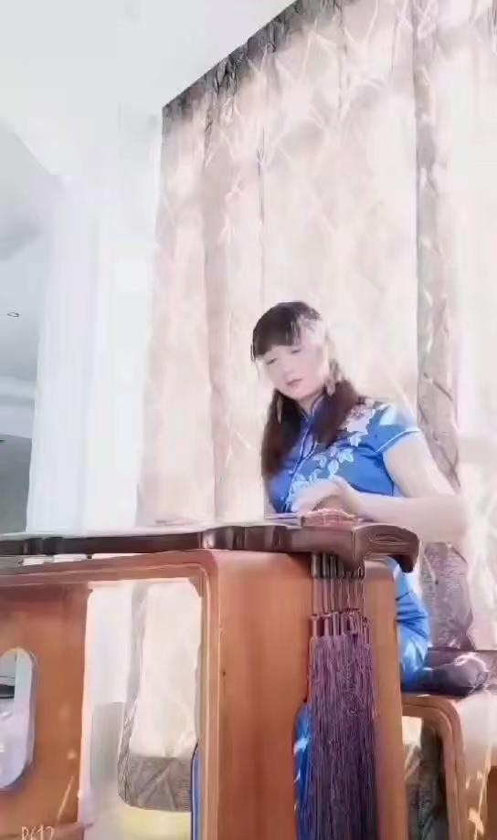 蓝旗袍配古乐太绝了。🪷蓝旗袍配古乐，简直美到骨子里了～阳光透过窗帘洒进来，整个