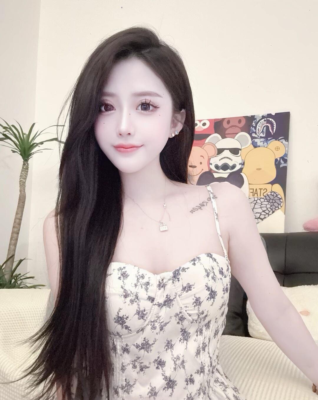 甜美少女风，花裙与长发的完美结合🌸✨