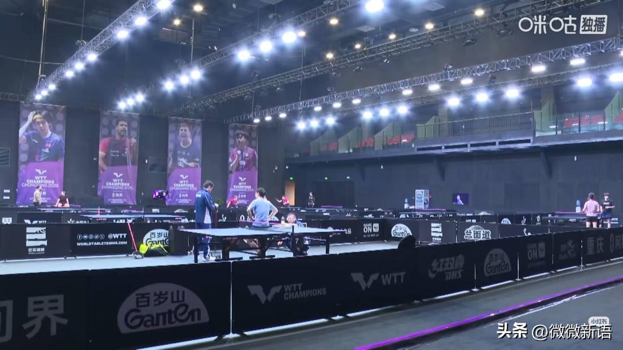 迪亚兹和莎莎一起去候场了，一会儿两个好朋友就要打的披头散发了。莎莎这两天不打比赛