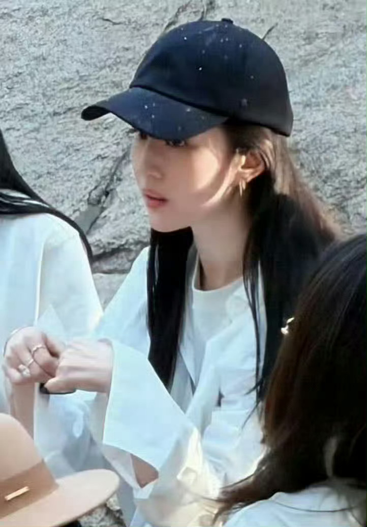 刘亦菲又自己乱剪头发了lyf刘亦菲一点法令纹没有 基础太好，根基牢固，其他都是锦