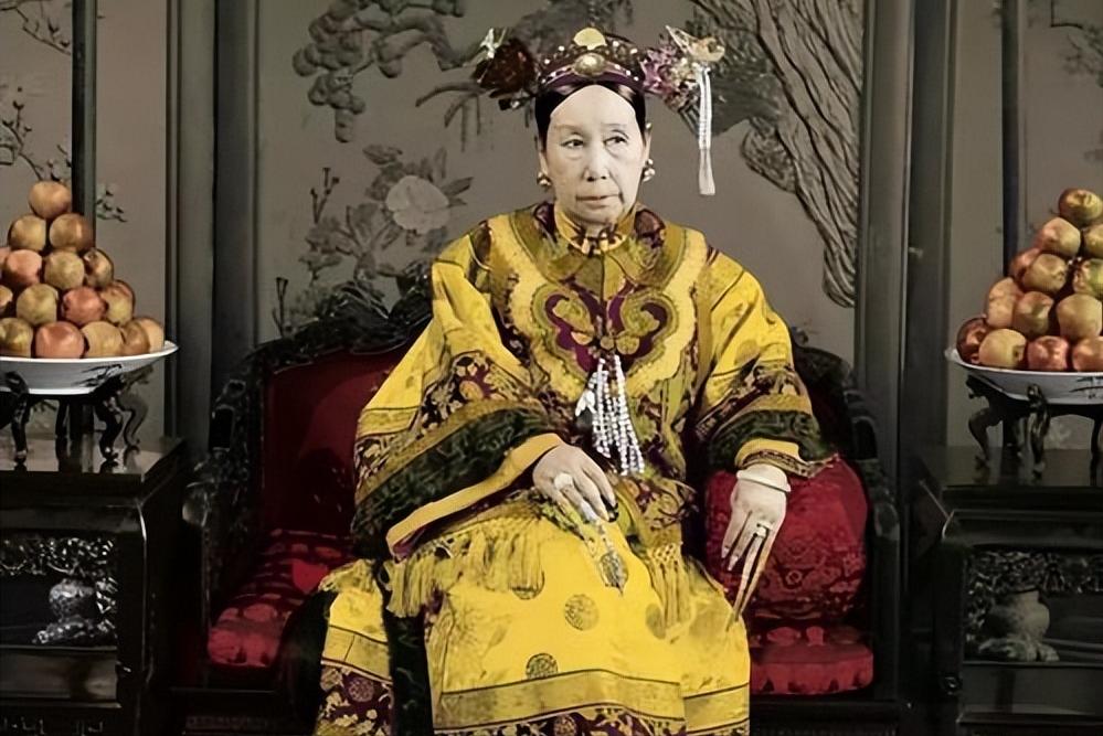 1880年，慈禧的屁股上长了痔疮，烦躁的很，太医们束手无策，毕竟谁敢摸太后的屁股