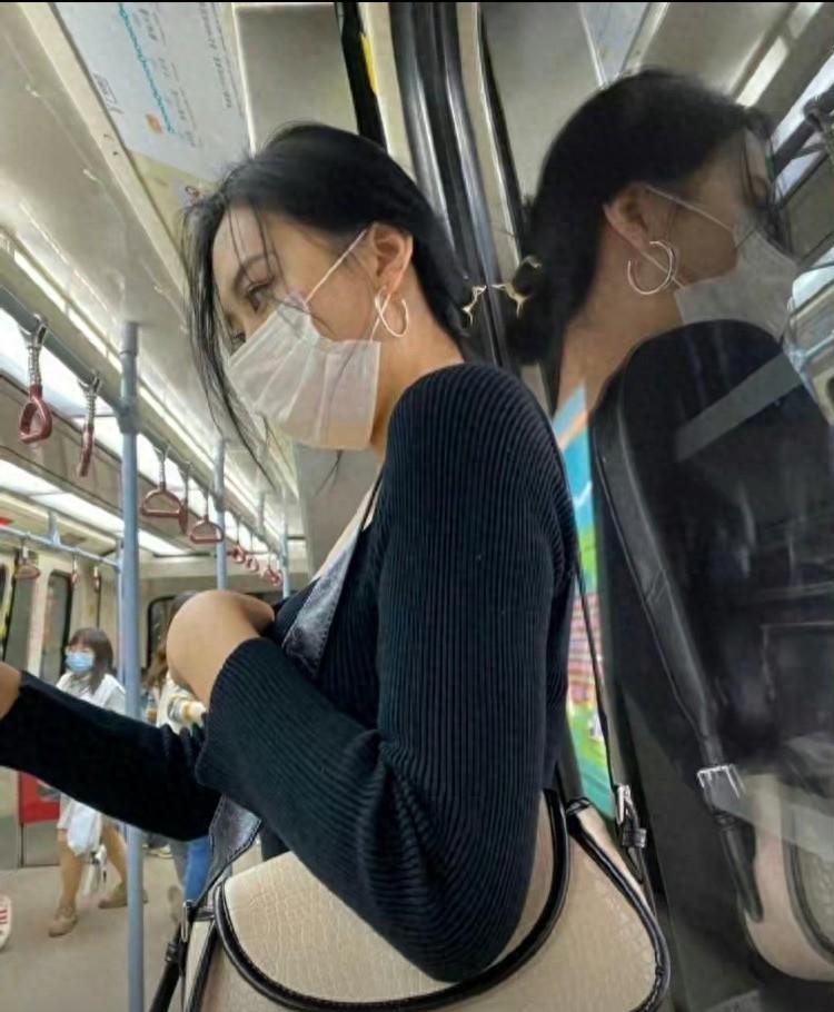 上海地铁上的有趣现象
我的今日随笔
上海的地铁，早晚高峰人满为患。
但是有一个有