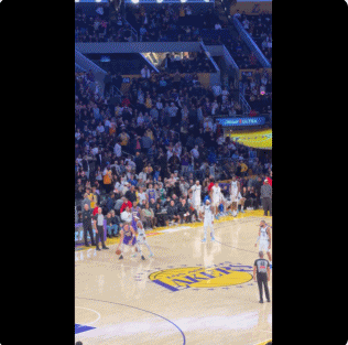 詹姆斯早早跟前队友们拥抱 与浓眉的握手礼依旧熟悉！湖人战胜独行侠