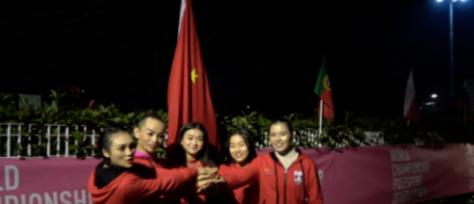 一场国际比赛中，主办方拒绝悬挂五星红旗，中方代表队当即宣布退出比赛。随后，国际联