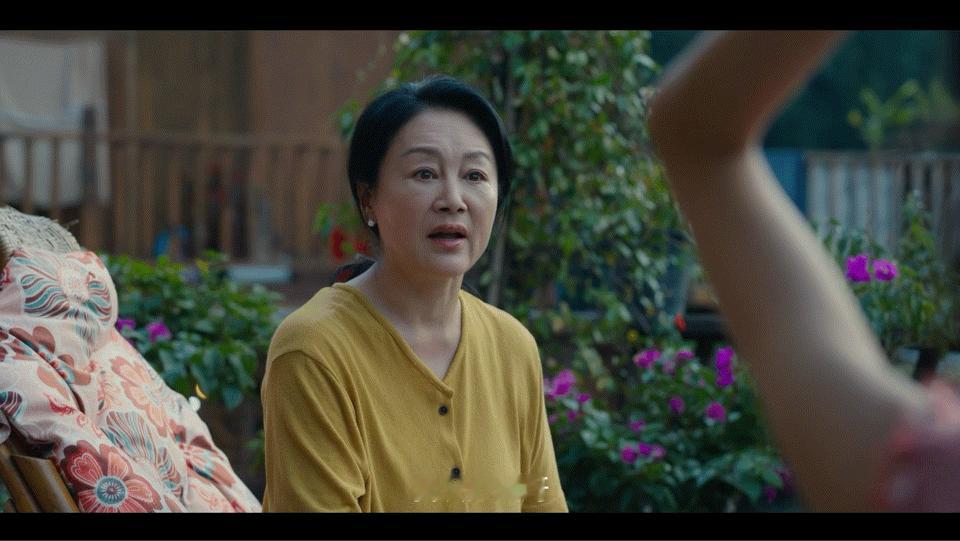 中国妇女杂志评小芳《小芳》这部作品，将女性的自我提升拍了出来，是一部很值得观看的