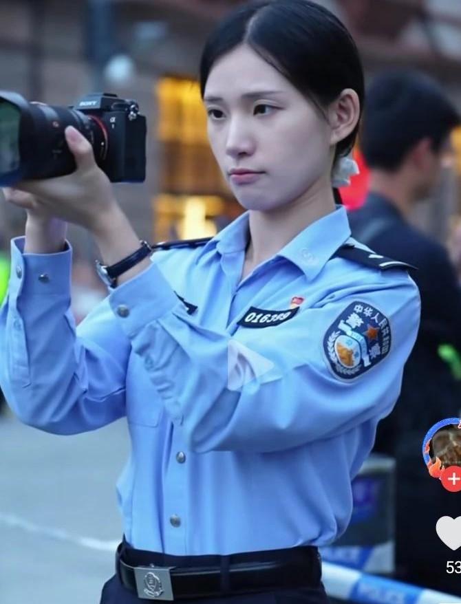 身形五官都标致 唯一的缺点就是瘦了些！
身材并不瘦上下身比例也均匀，体型也端正警