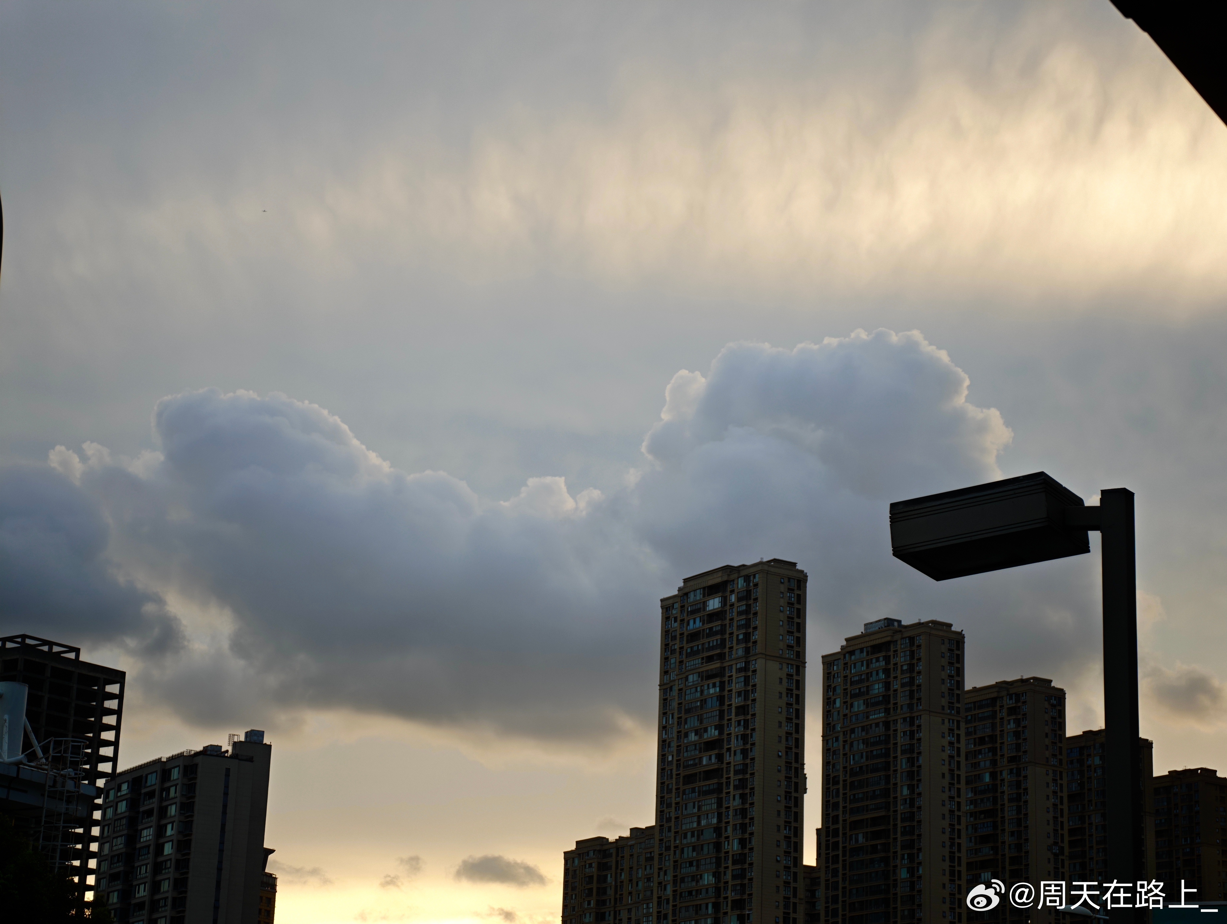 你说这☁️是不是怪像的 