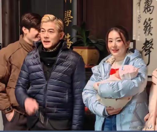 郭富城陪同方媛去安徽奔丧！

恕我孤陋寡闻，长这么大了，第一次见白事戴红孝帽。