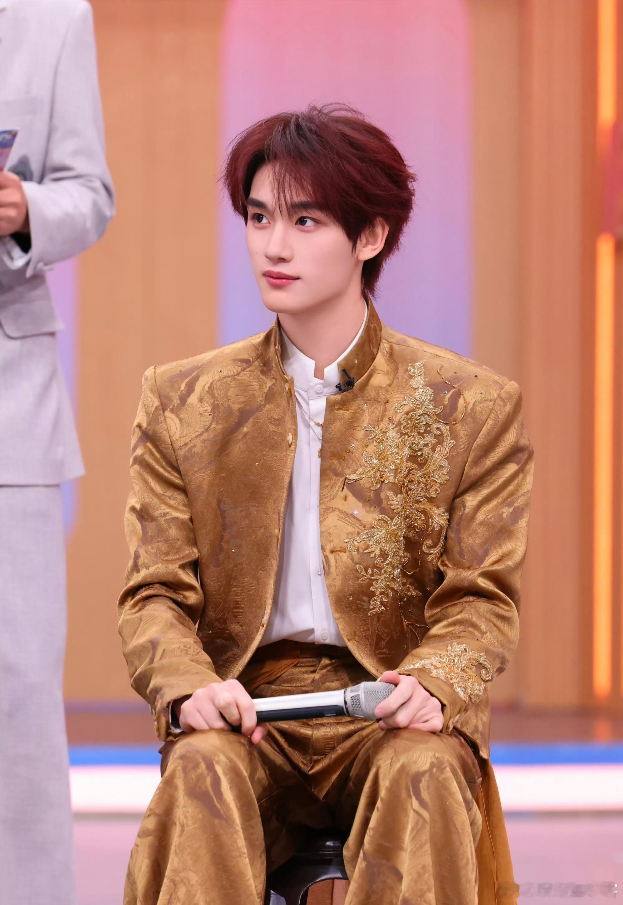 丁程鑫不要电我啊你好星期六 从优雅坐姿到游戏疯跑，丁程鑫的综艺感太绝了！ 