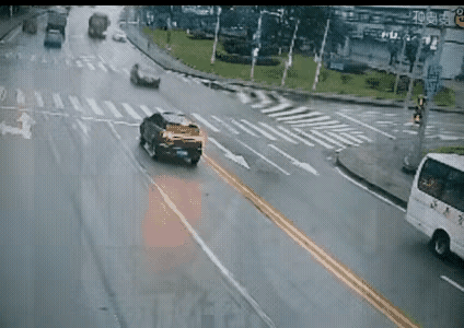 这个视频，妥妥的小白车的责任，他看前方自己车道有车停着，在不具备变道的条件下，就