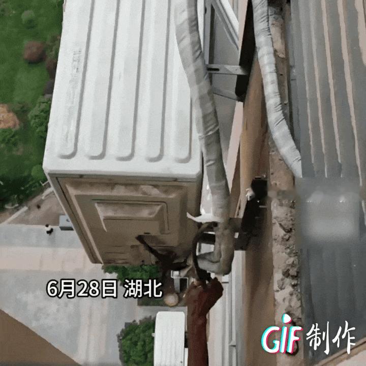 湖北，一安装师傅刚刚安装完一台空调，正在调试。突然看见下面伸出一只拿着钳子的手在