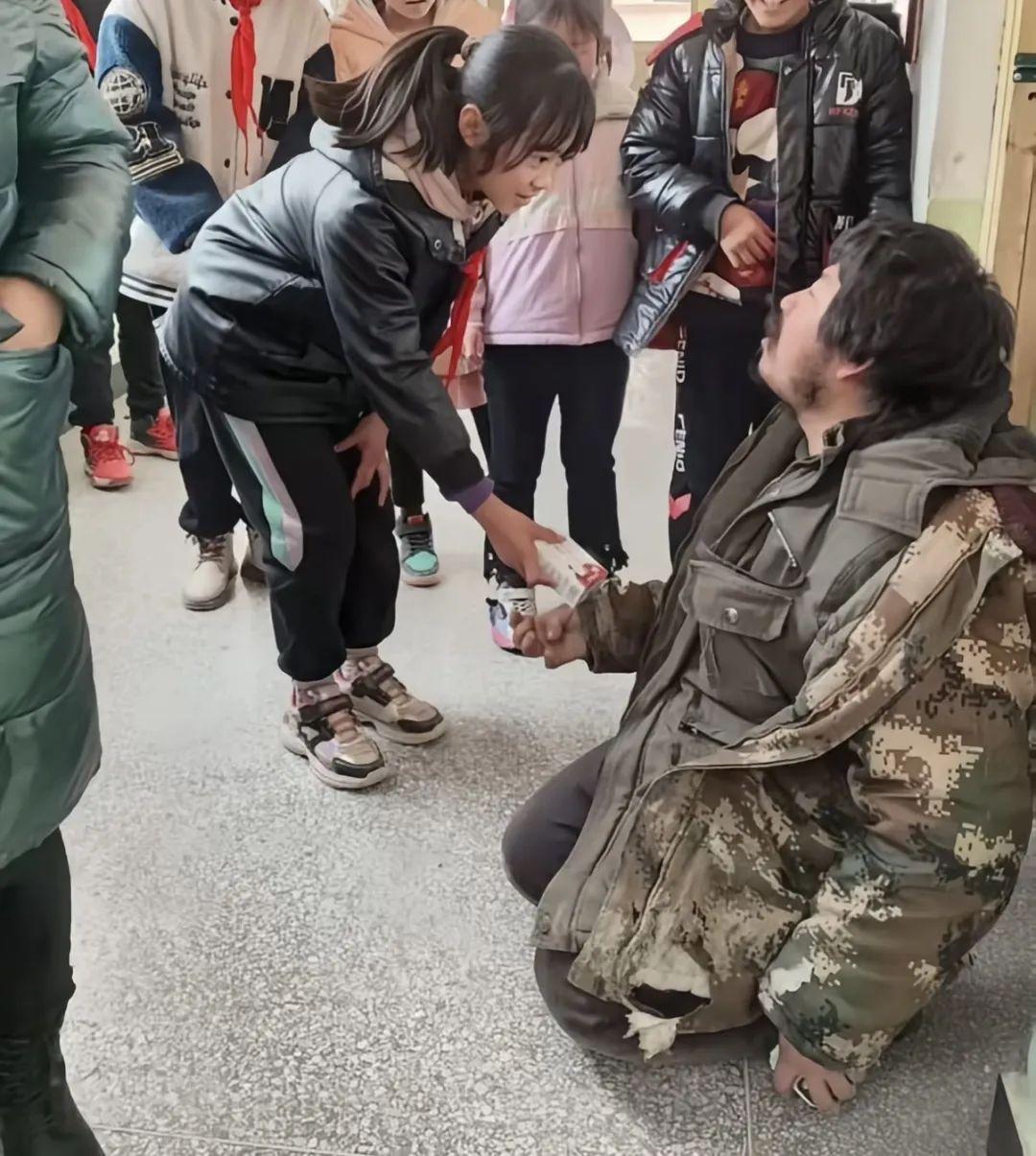 痛心！那位曾经受到拾荒者胡雷资助而感动全网的那个女孩死亡了，死因还不清楚。胡雷多