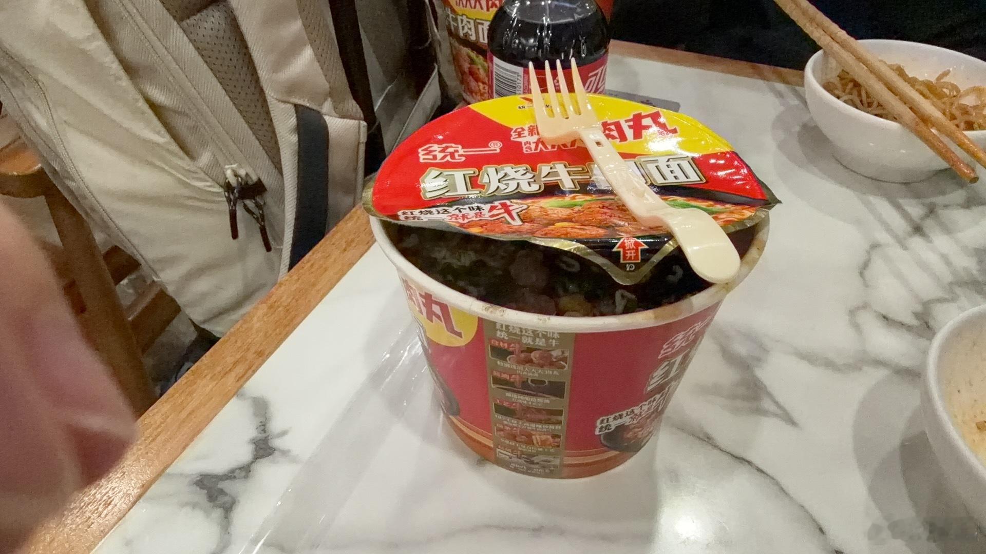 延误加上贵宾室没有热食了，只能泡个面吃吃………不说了，想改签了。[融化]  ​​