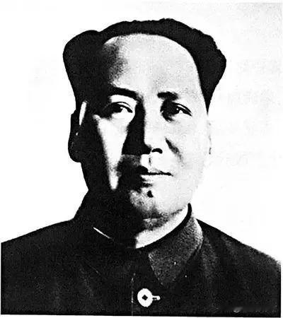 1952年国庆节，第六个版本的毛泽东画像挂上了天安门城楼。这幅画像的主笔是中央美