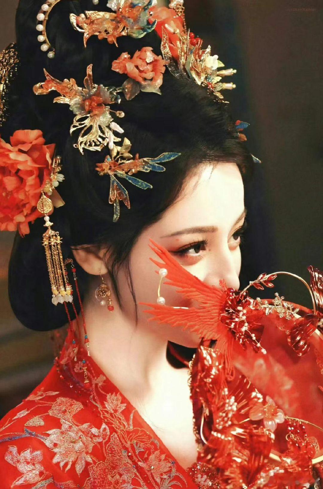 谁还没被白日提灯海外战绩震撼到 海外热度居高不下，多国平台热度前列，热巴演绎的贺