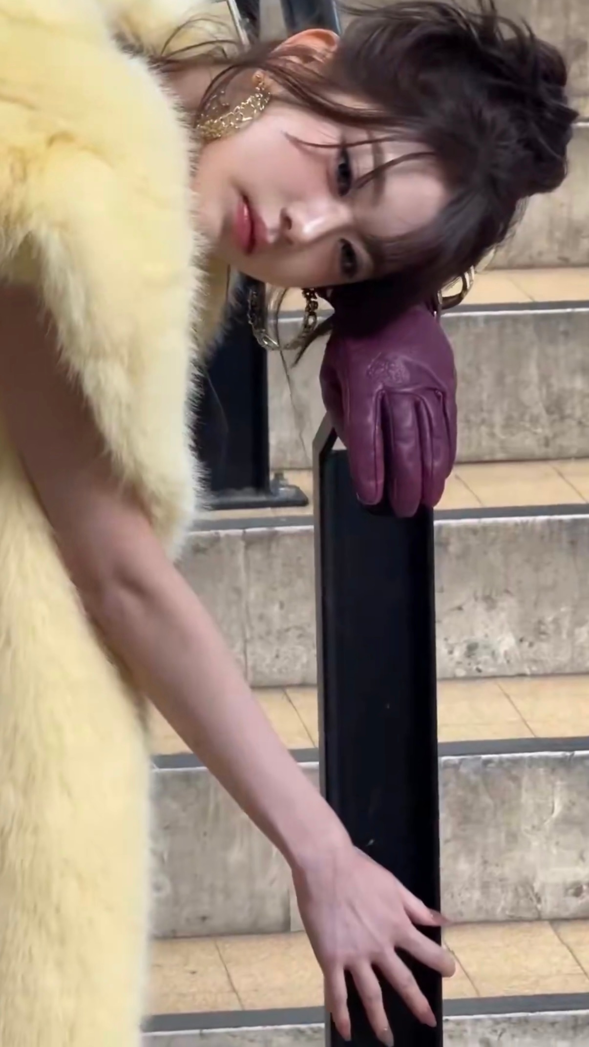 看似很酷实际上脸颊肉堆满了 