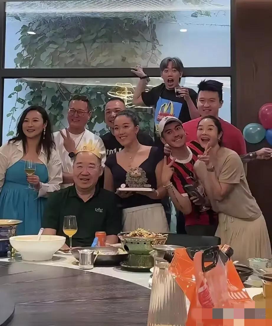 英达这下笑不出来了，
不是他又离婚了，
而是他办66岁寿宴，大儿子巴图没到场，2