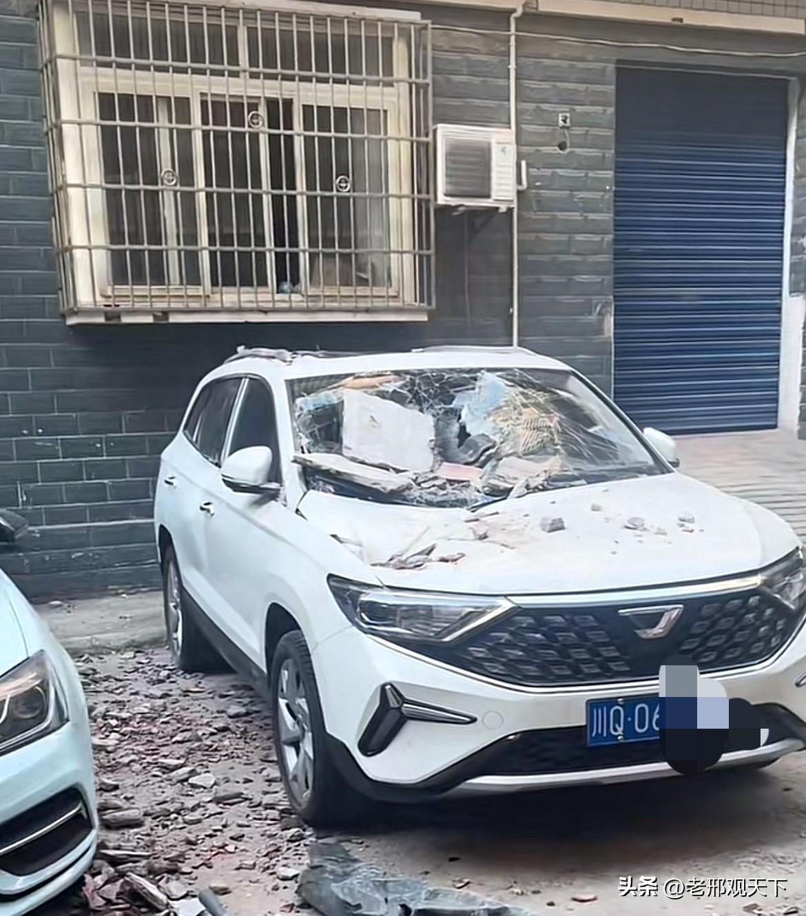 四川一业主代女士犯难了：

自己的车，停在小区楼下，不慎，被楼上屋檐掉下来的瓷砖
