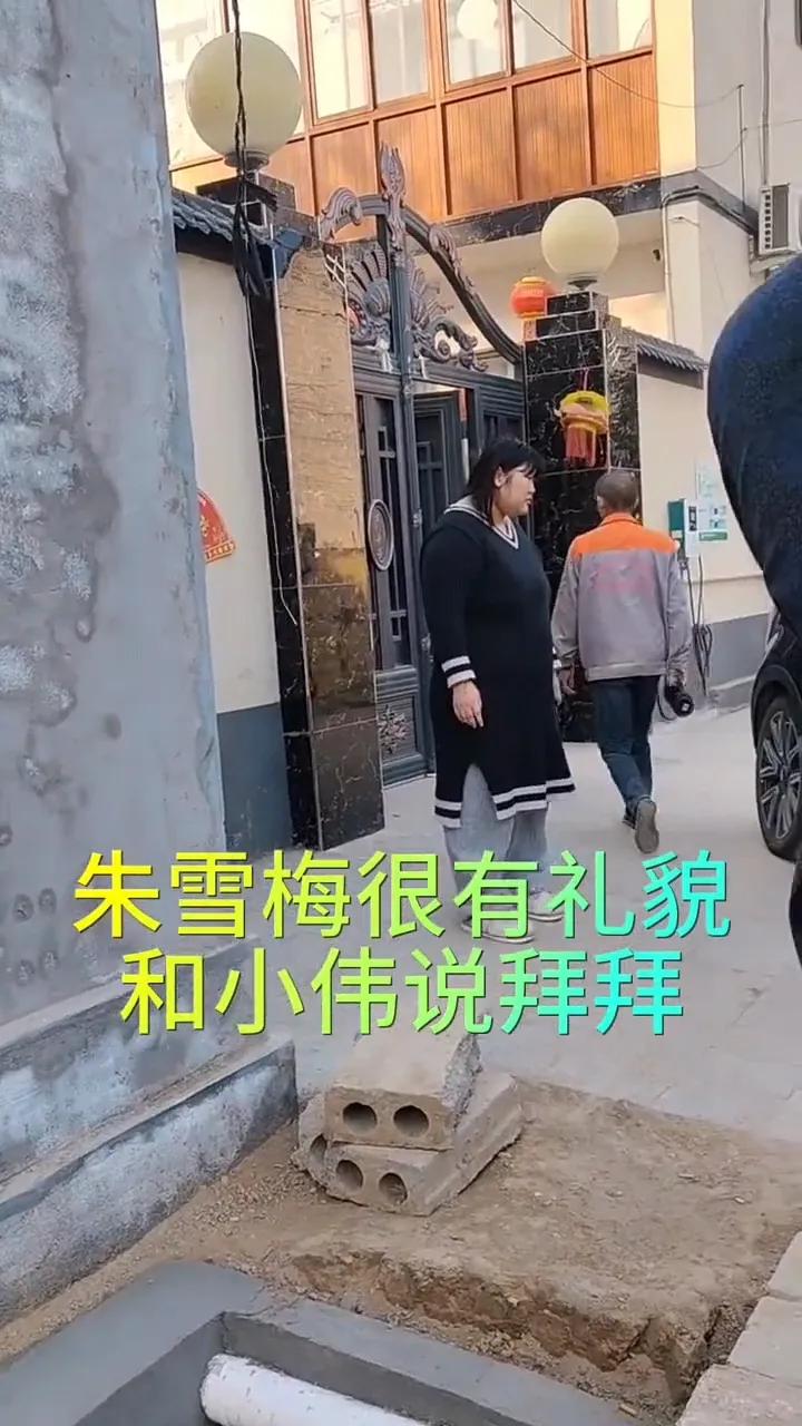 不过不少网友还是很喜欢朱雪梅随性的样子，留言表示：娶朱雪梅需要什么条件？想和她结
