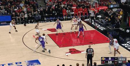 每日一扣！詹姆斯的反击扣篮如约而至！
在今天NBA常规赛湖人对阵公牛的第一节比赛