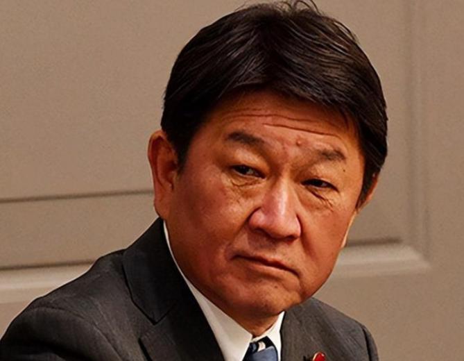 8月5日，日本外相开记者会，一个记者站起来，当着面问了两句话："你承认中国对台湾