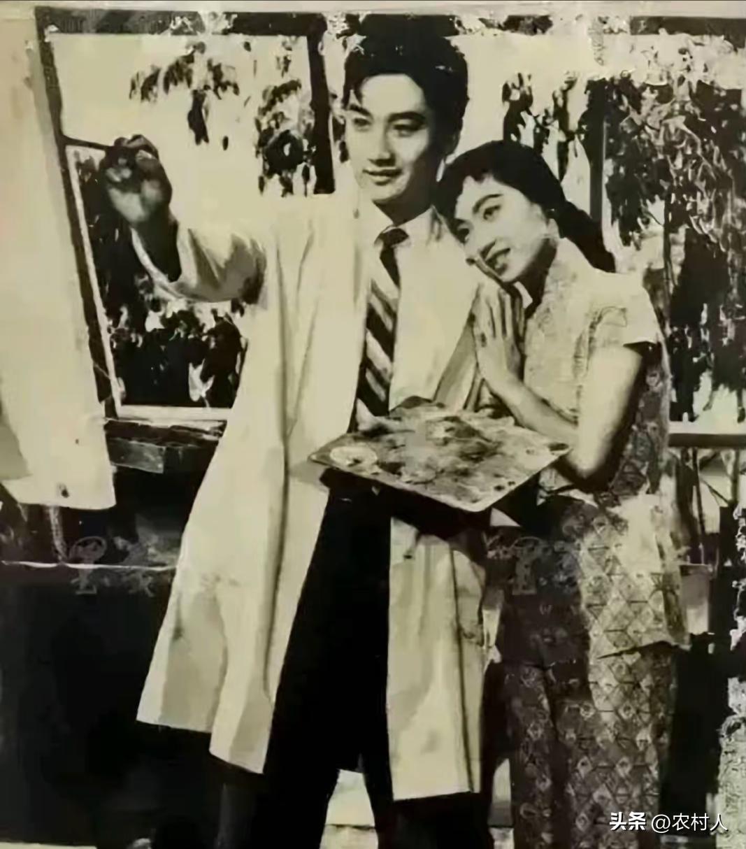 50年代，谢贤和光艺电影公司的女演员一张罕见的合影。很多人以为旁边的女士是狄波拉