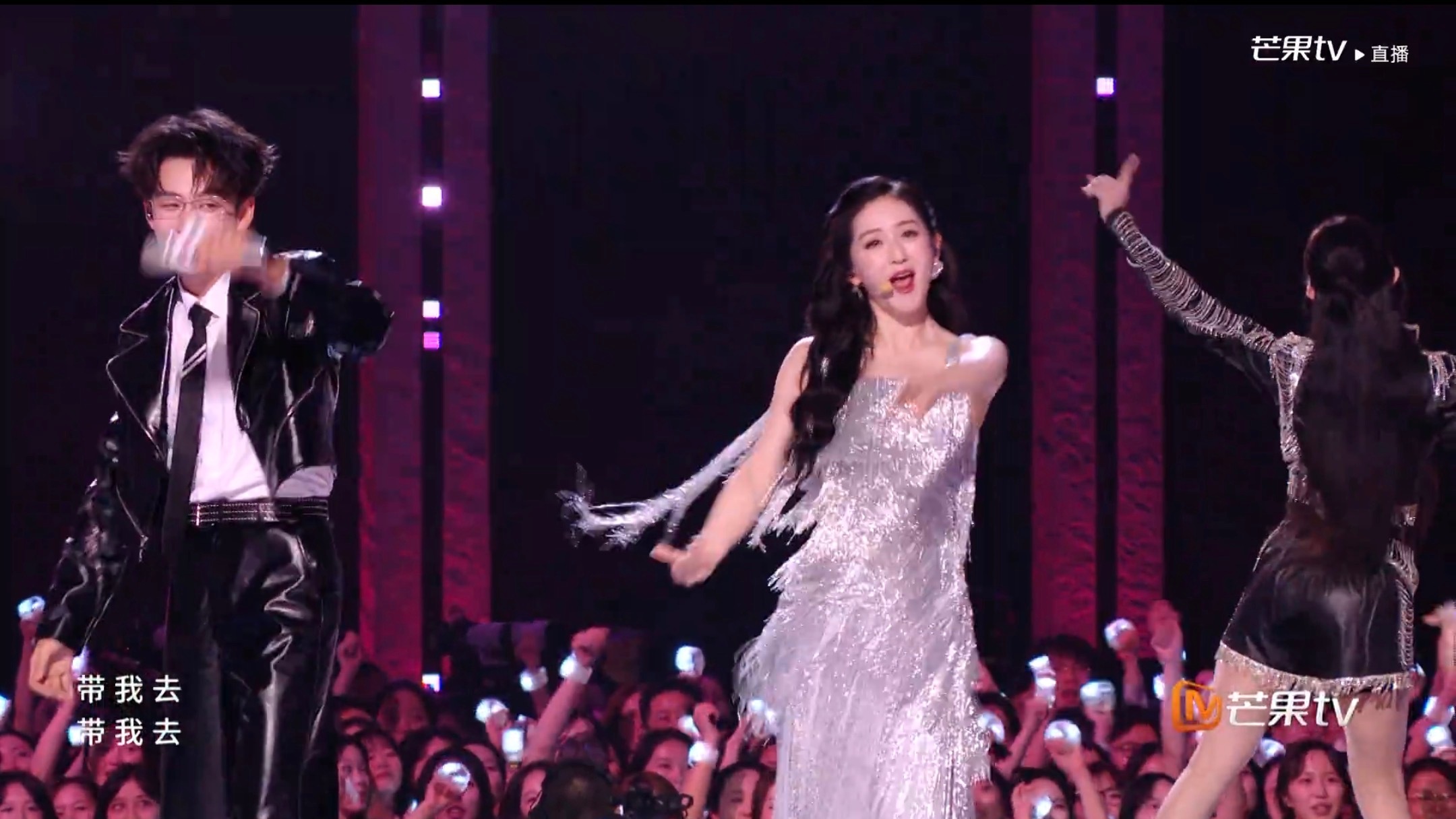 浪姐直播《乘风2026》谢娜唱跳《菠萝菠萝蜜》搭配七季浪姐主题曲联唱开场！ 