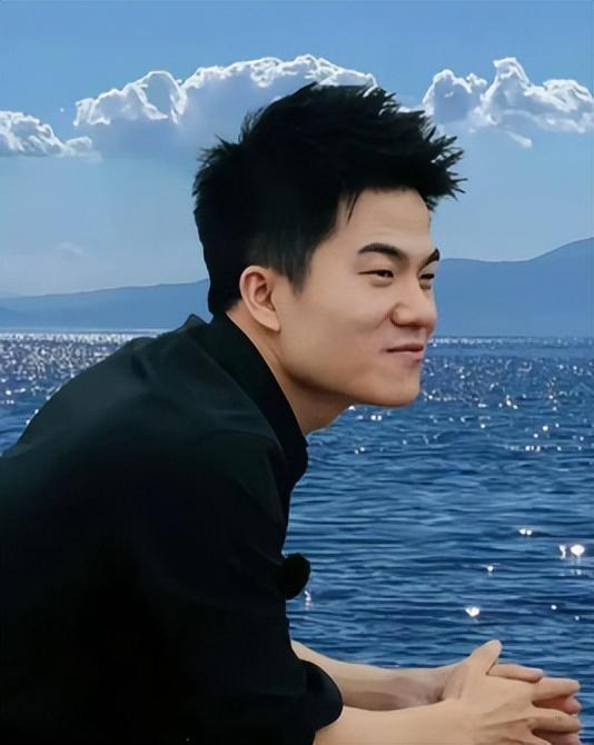 董宇辉的拼劲，藏着爸爸的一句话

九三阅兵受邀的他，采访里还带着当年讲兵马俑的热