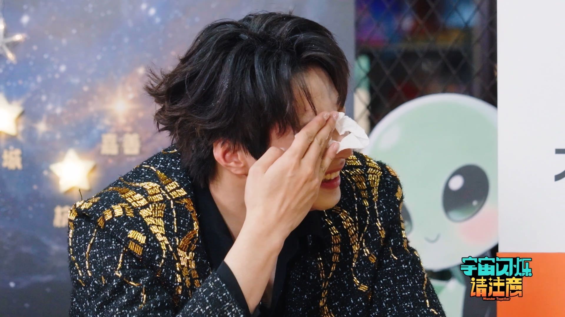 刘耀文读信哭了谁给刘耀文写的信宇宙闪烁请注意读信名场面好治愈，一封暖心来信让刘耀