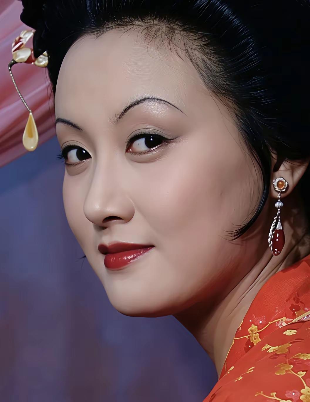 老版《红楼梦》中
最具特色的当属主演们的眉毛
眉如远黛，弯弯细细
说来也怪
这般