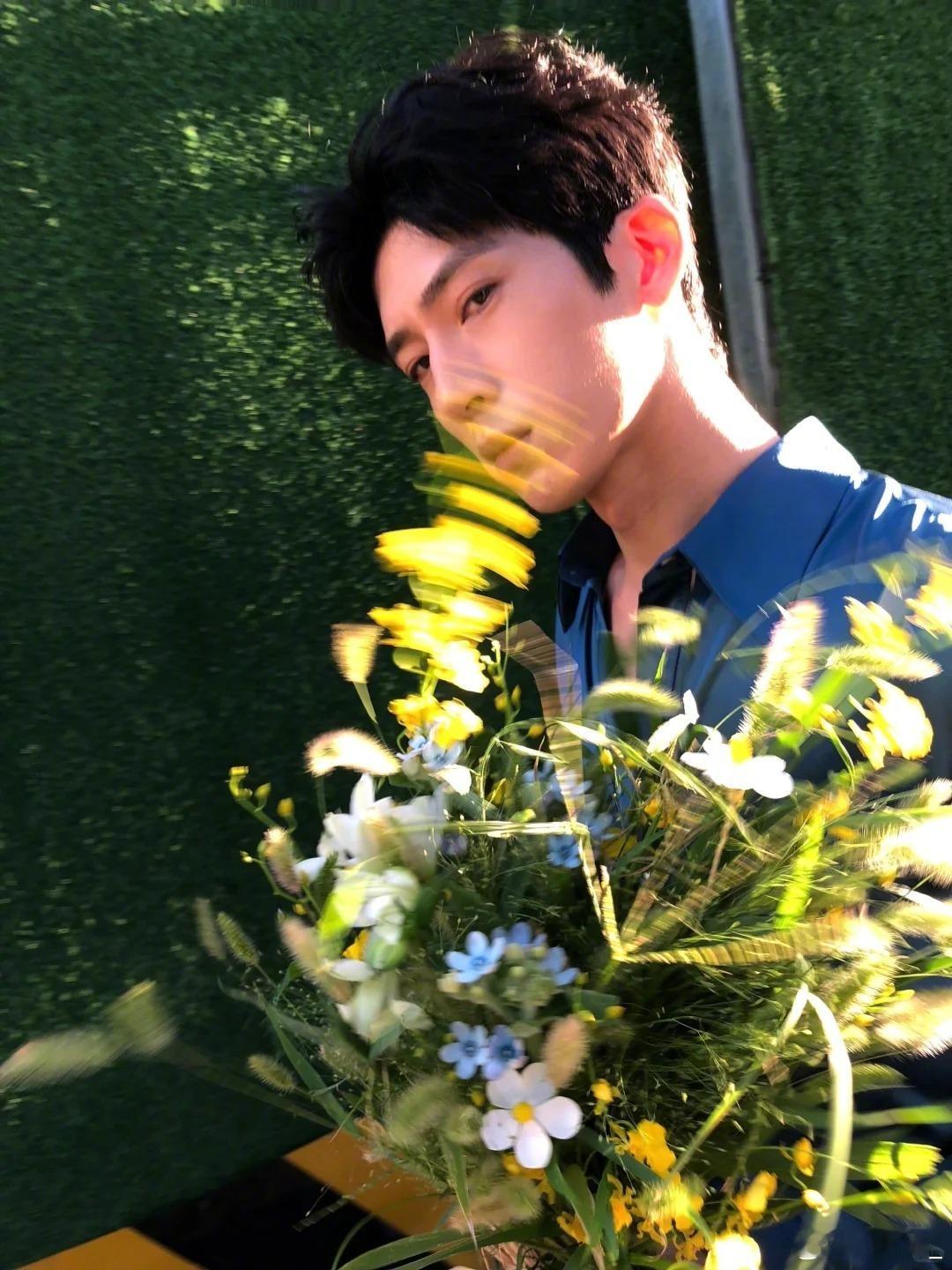 井柏然  |  Luke的LOOK💐缎面蓝衬衫自带柔光质感，搭配墨镜优雅松弛，