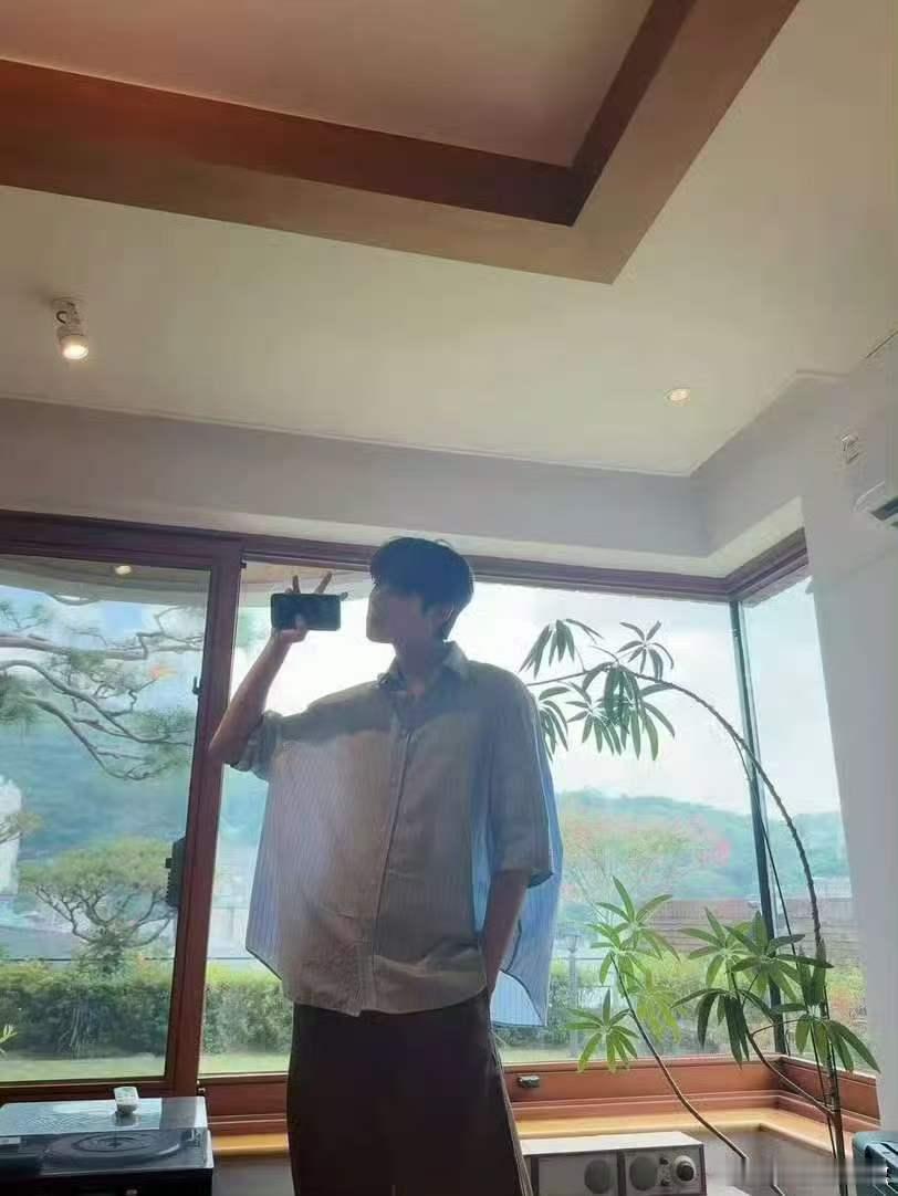 金允植这件衣服入镜频率金允植这件衣服快穿烂了吧 金允植这件衣服入镜频率也太高了吧