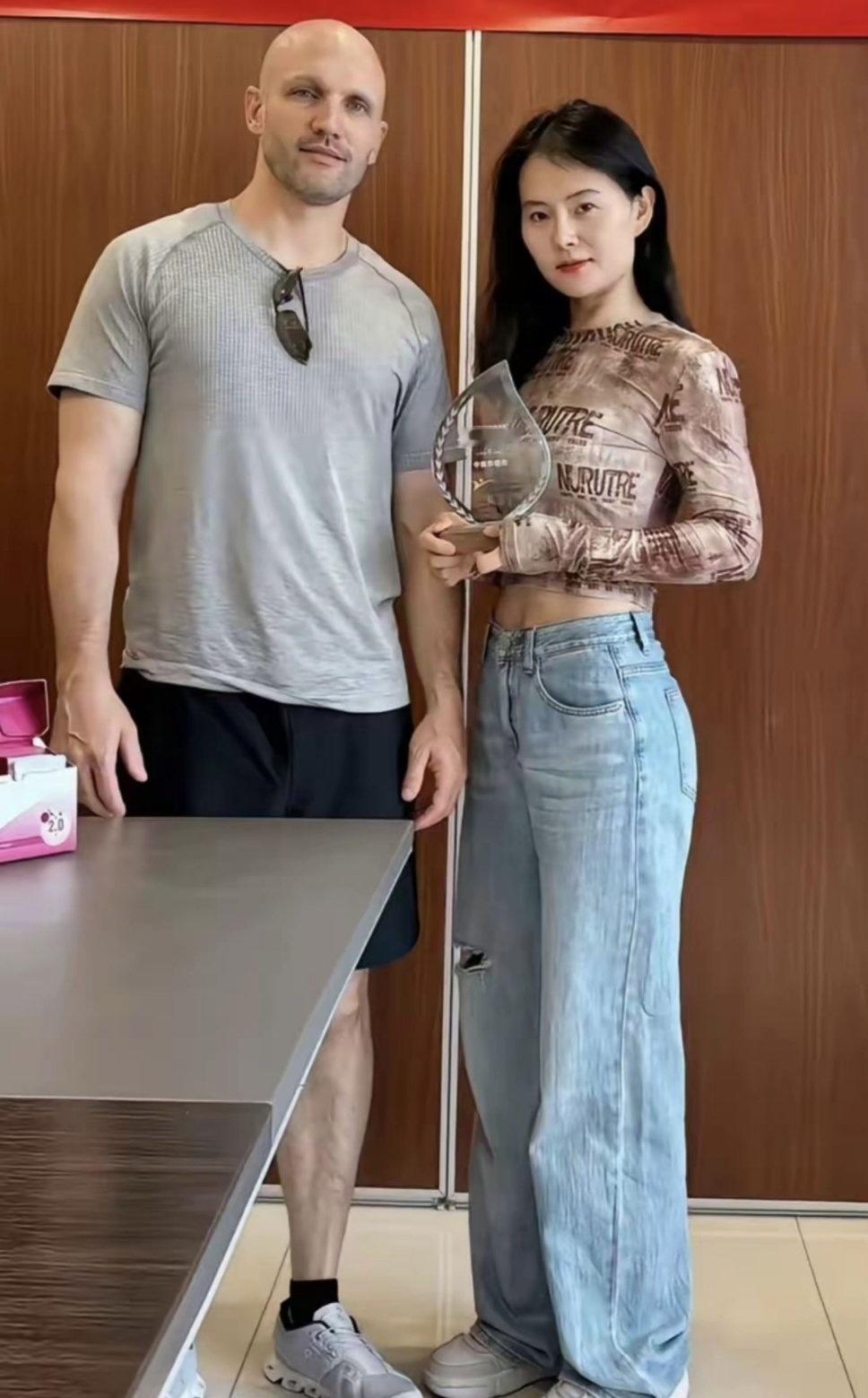 跨国婚姻大多不幸福，
下图这个远嫁美国的女网红，天天发圈晒甜蜜，把美国生活吹得天