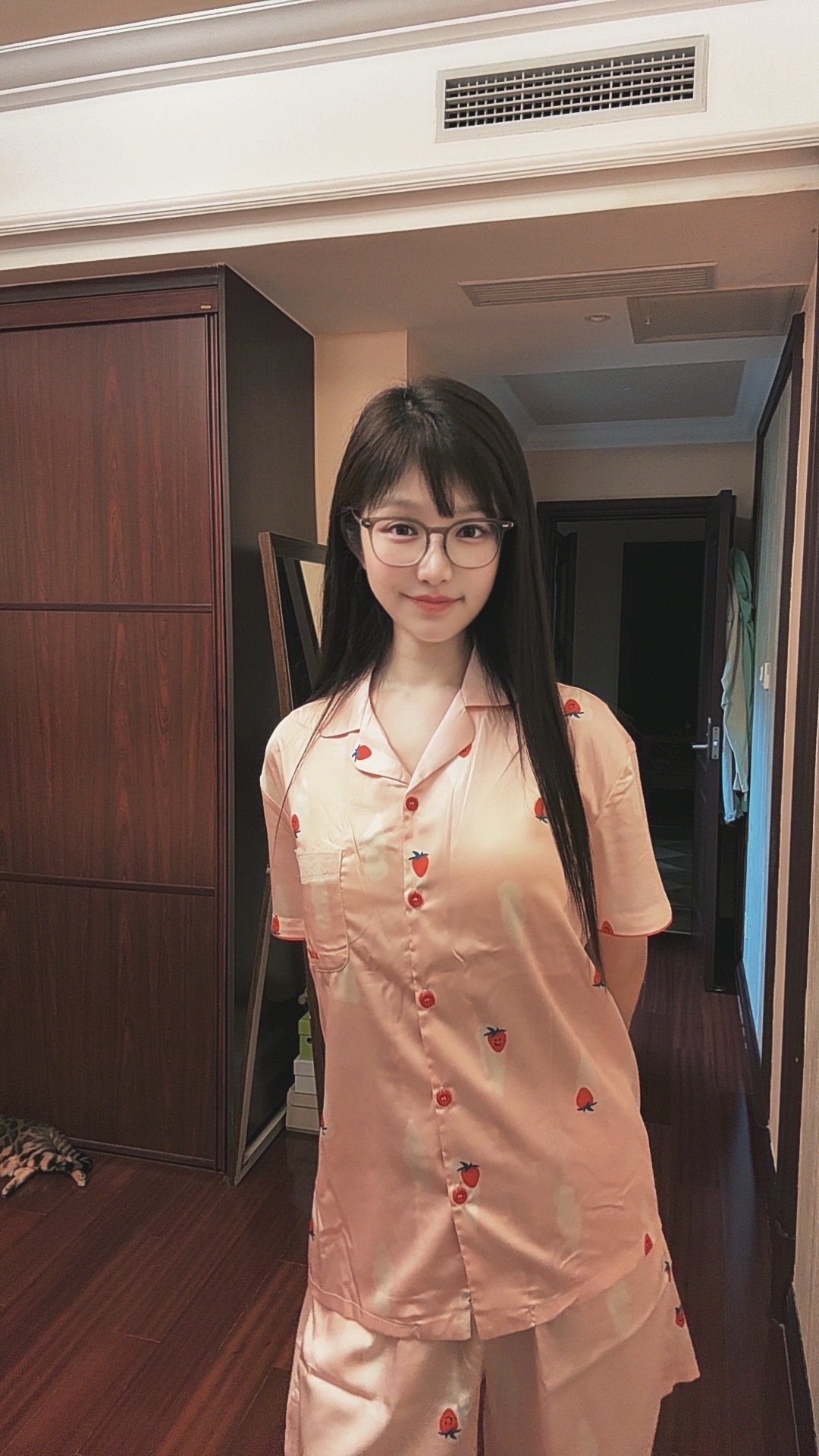 以后还是尽量每天换衣服自拍，要不然太无聊了，不过不去户外拍了，太热了，蚊子也多，