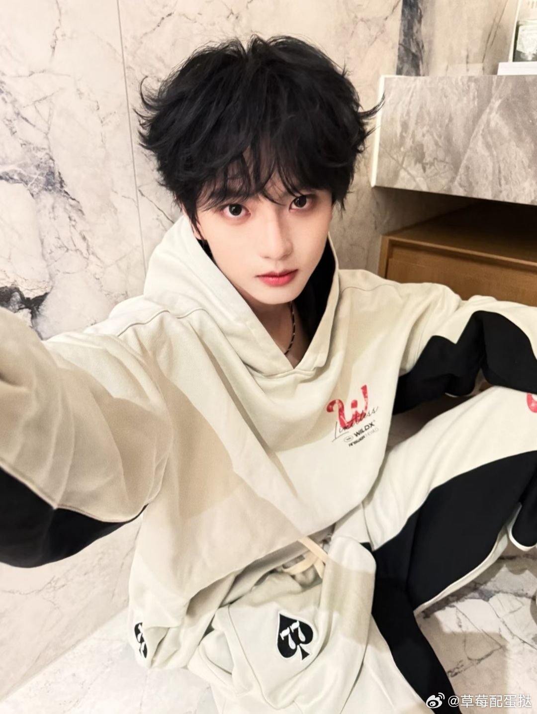 穆祉丞走到哪装备掉到哪周五晚高疯 穆祉丞cos帝皇侠频频掉装备，走秀掉零件、巡游