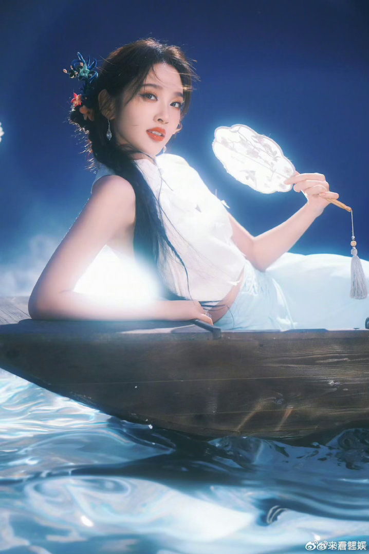 唐艺昕给惊鸿一面组写人物小传直播里唐艺昕细心给队友写专属小传，理清各自表演特点，