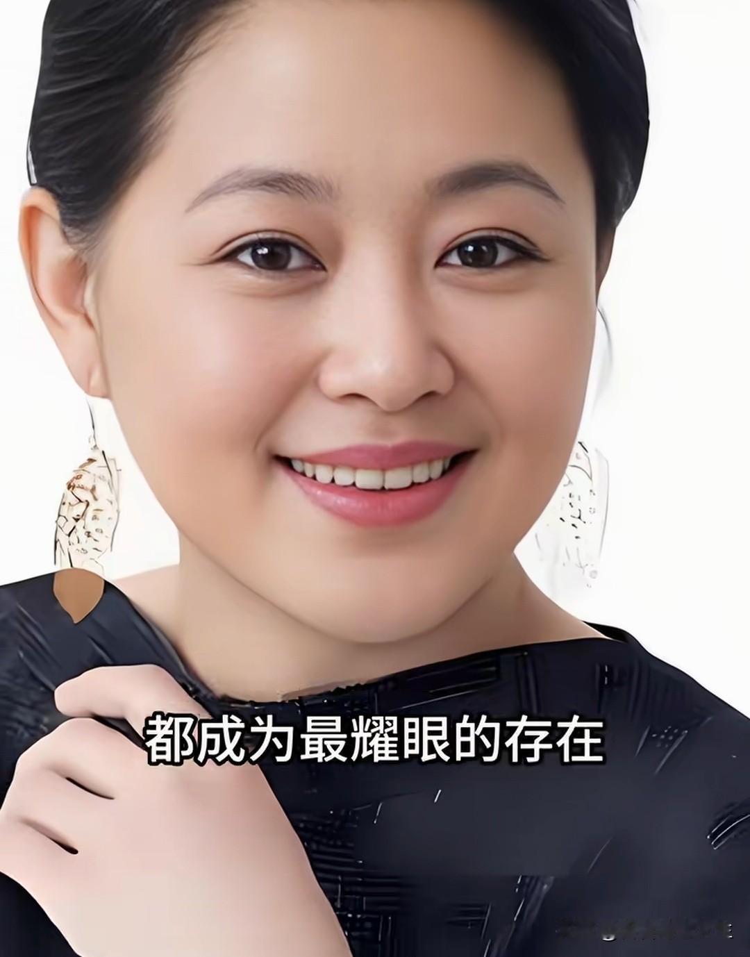 倪萍年轻时候那颜值，简直绝了！说她比陈红还美一点都不夸张。她有一双水汪汪的大眼睛