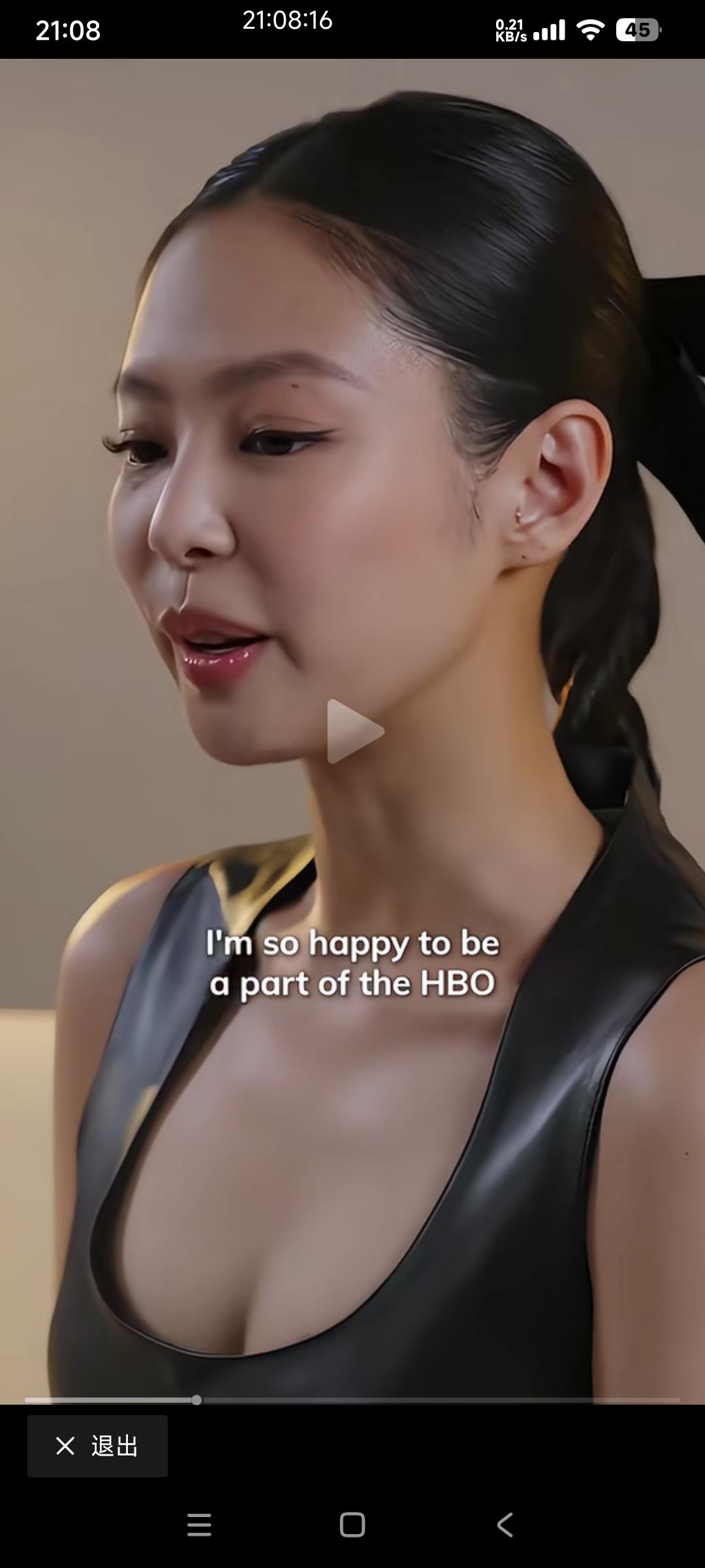 韩国女艺人金珍妮，远看一朵花

当镜头拉近的时候，原形毕露

她的脸型，和五官都