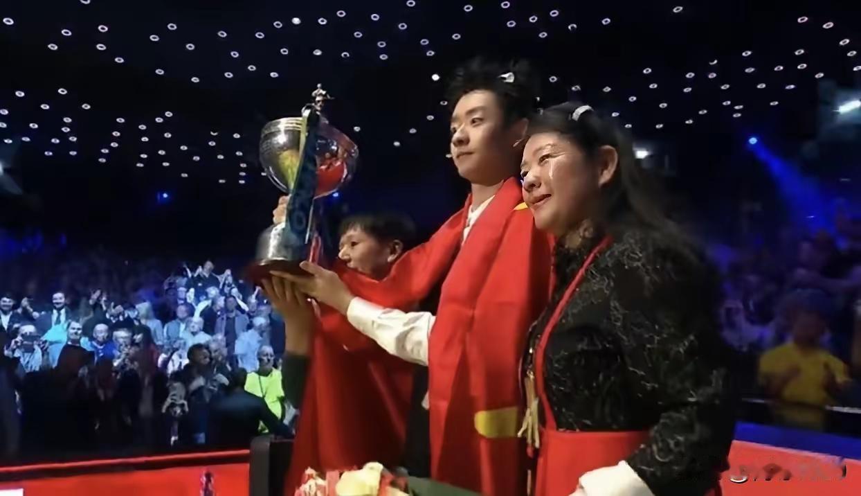 这个22岁的中国小将吴宜泽，
战胜了56岁的欧洲老将墨菲，
打脸了西欧人的傲慢与
