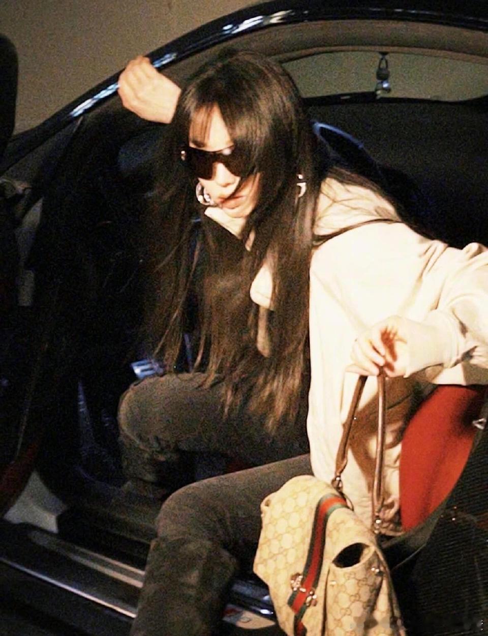 拜倒在田曦薇裤脚底下GUCCI田曦薇张凌赫大片