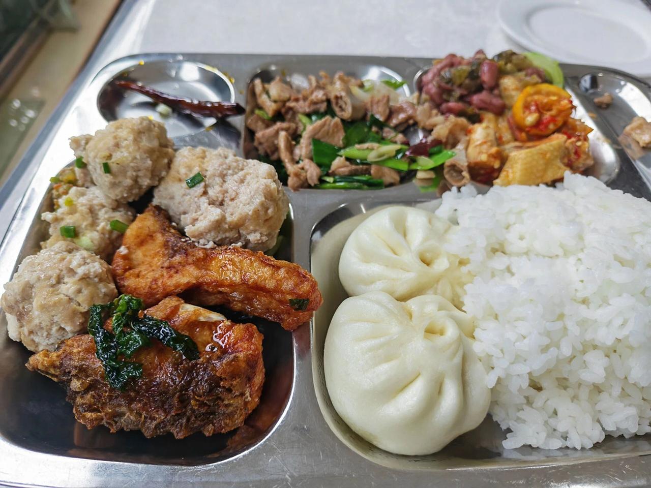 国庆假期山西省沁源县机关食堂火了，为了方便外地游客用餐，食堂正常开放，便宜实惠分