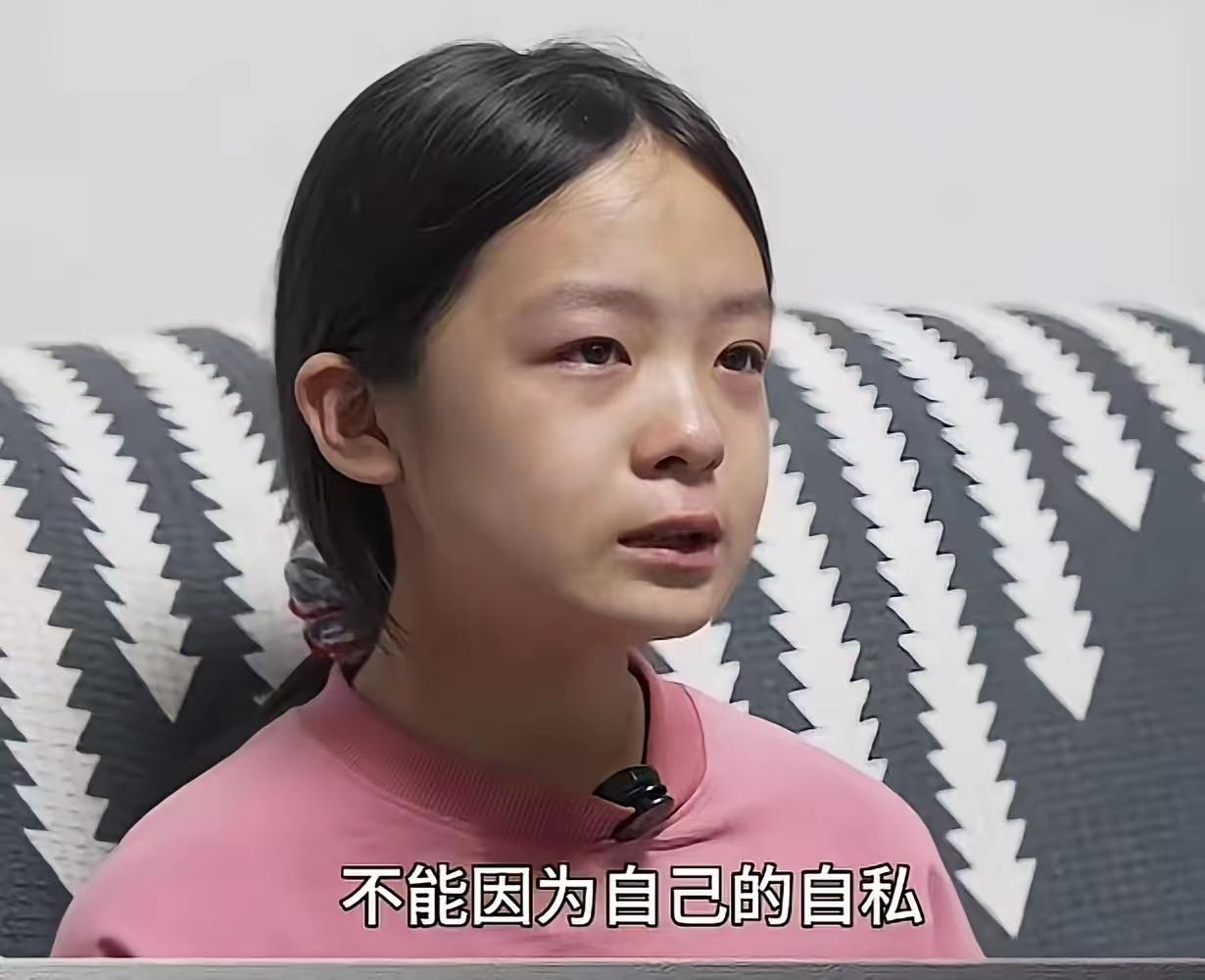 看的人眼泪直流！爸爸去世，妈妈选择改嫁，希望 10 岁的女儿能理解自己！女儿为了