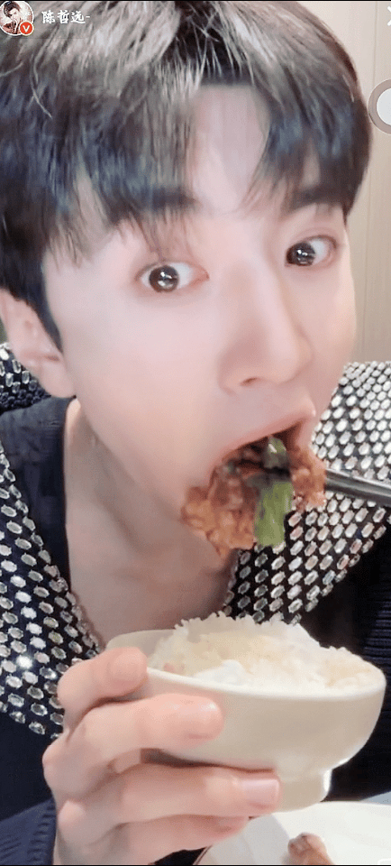 陈哲远现在就出发吃好开心看陈哲远吃饭真的很下饭啊，谁懂早上刷到哲远吃螺蛳粉的救赎