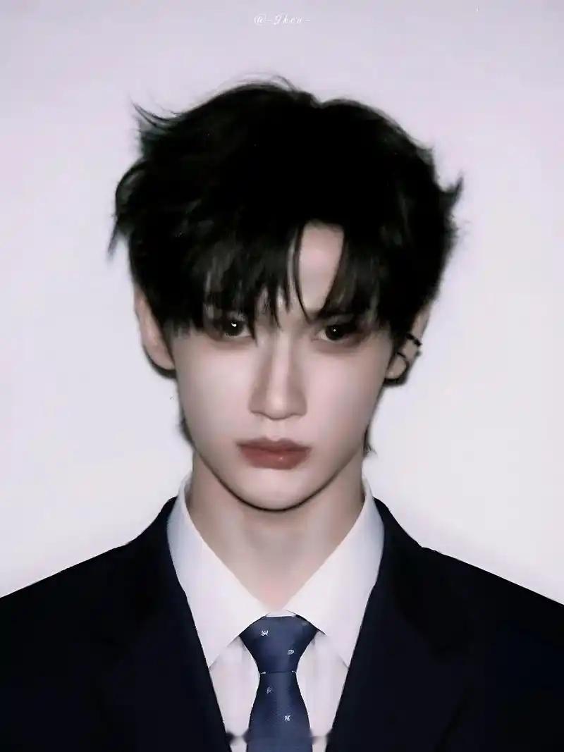 余宇涵 第一次觉得楼上的菜好吃 救命！他真的好可爱！吃到好吃的就像个得到糖果的小